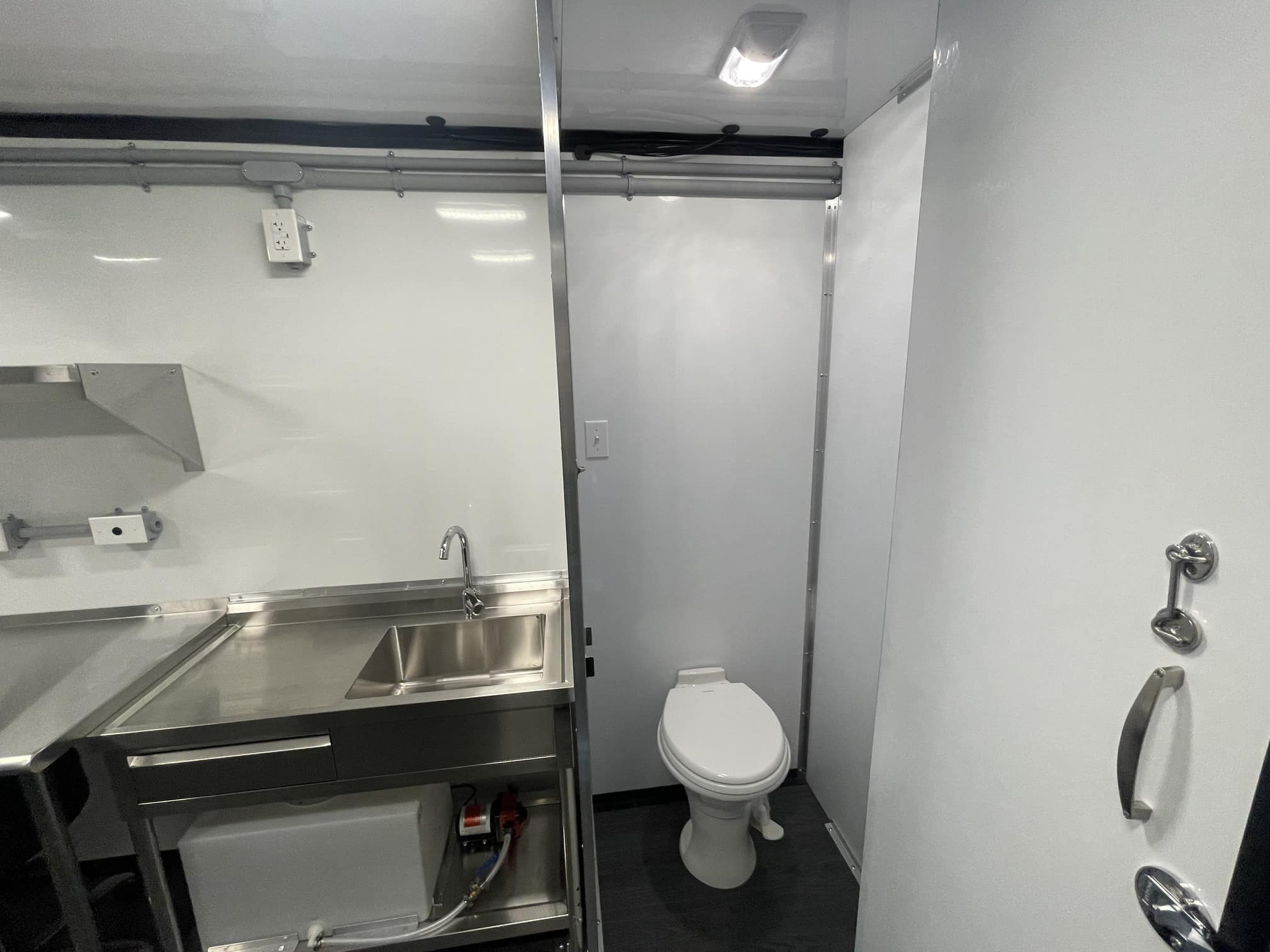 Magnum-Mobile-26ft-Mobile-Contractor-Office-Professional-Series-Bathroom-and-Sink-8
