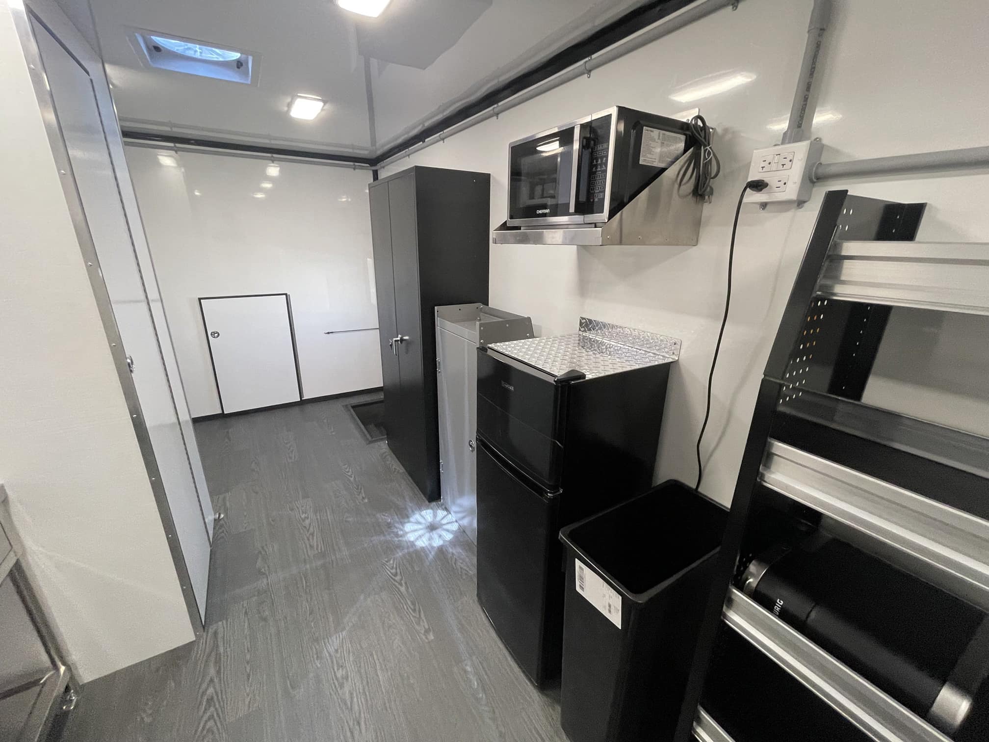Magnum-Mobile-26ft-Mobile-Contractor-Office-Professional-Series-Pass-Side-Storage-3