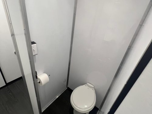 Magnum-Mobile-26ft-Mobile-Treatment-Clinic-Professional-Series-Bathroom-10