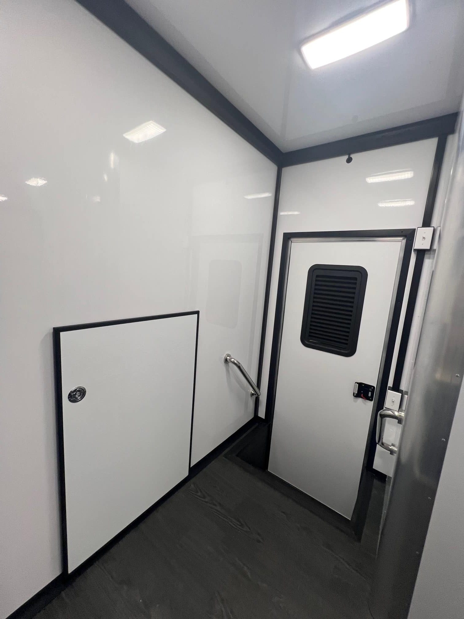 Magnum-Mobile-26ft-Mobile-Treatment-Clinic-Professional-Series-Closed-Pass-Thru-Door-Entry-Door-6