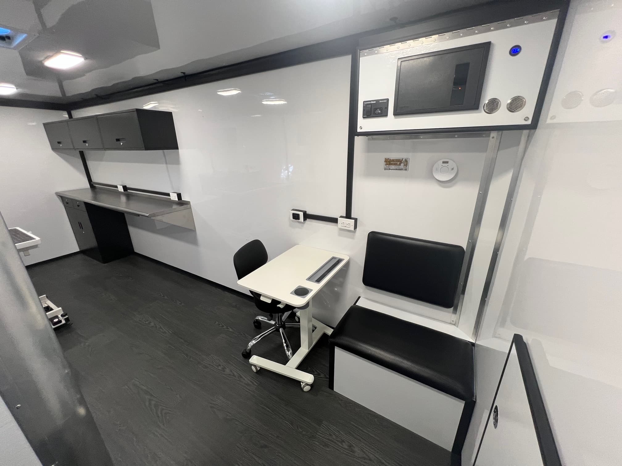 Magnum-Mobile-26ft-Mobile-Veterinary-Clinic-Professional-Series-3