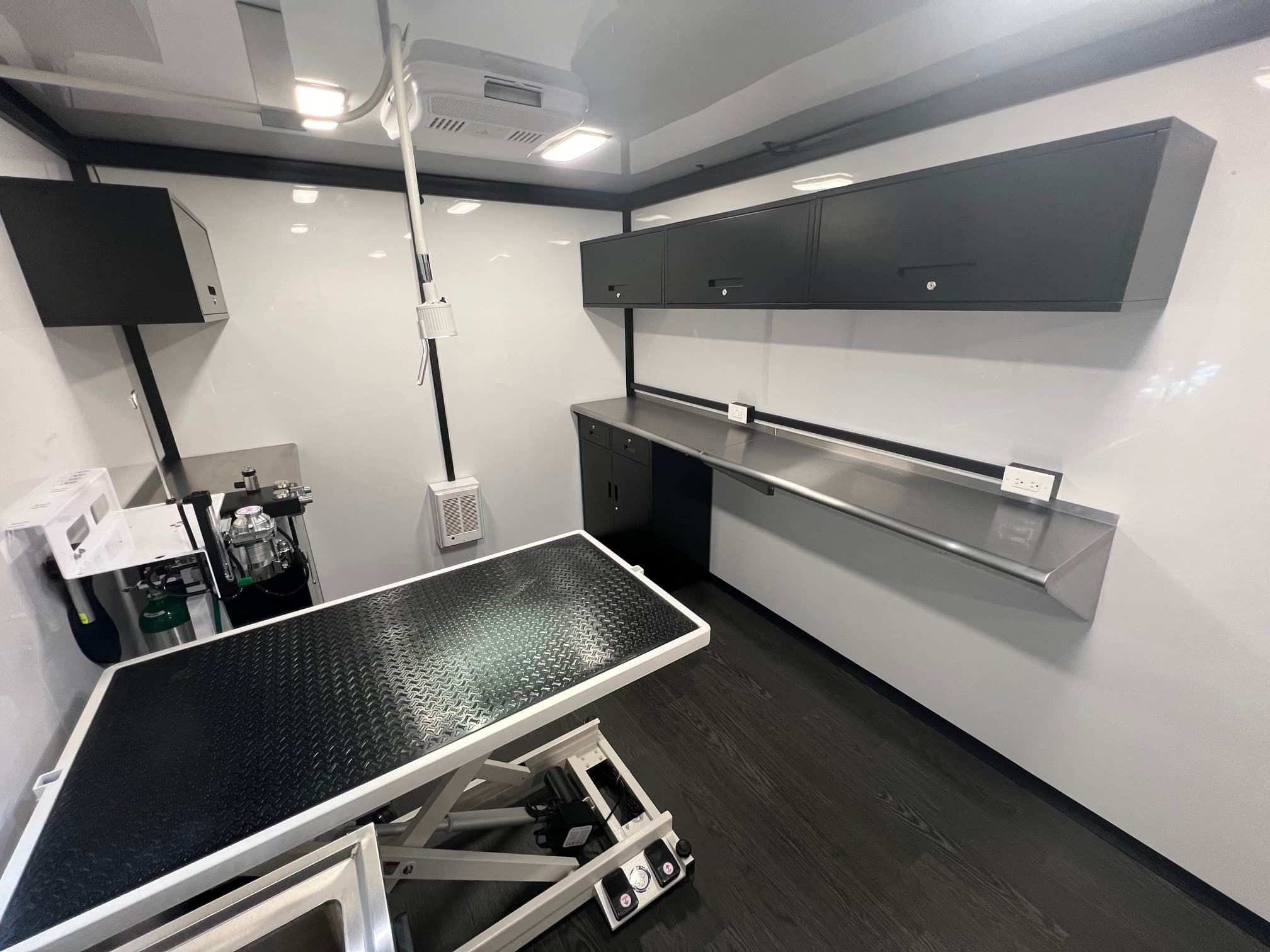 Magnum-Mobile-26ft-Mobile-Veterinary-Clinic-Professional-Series-4