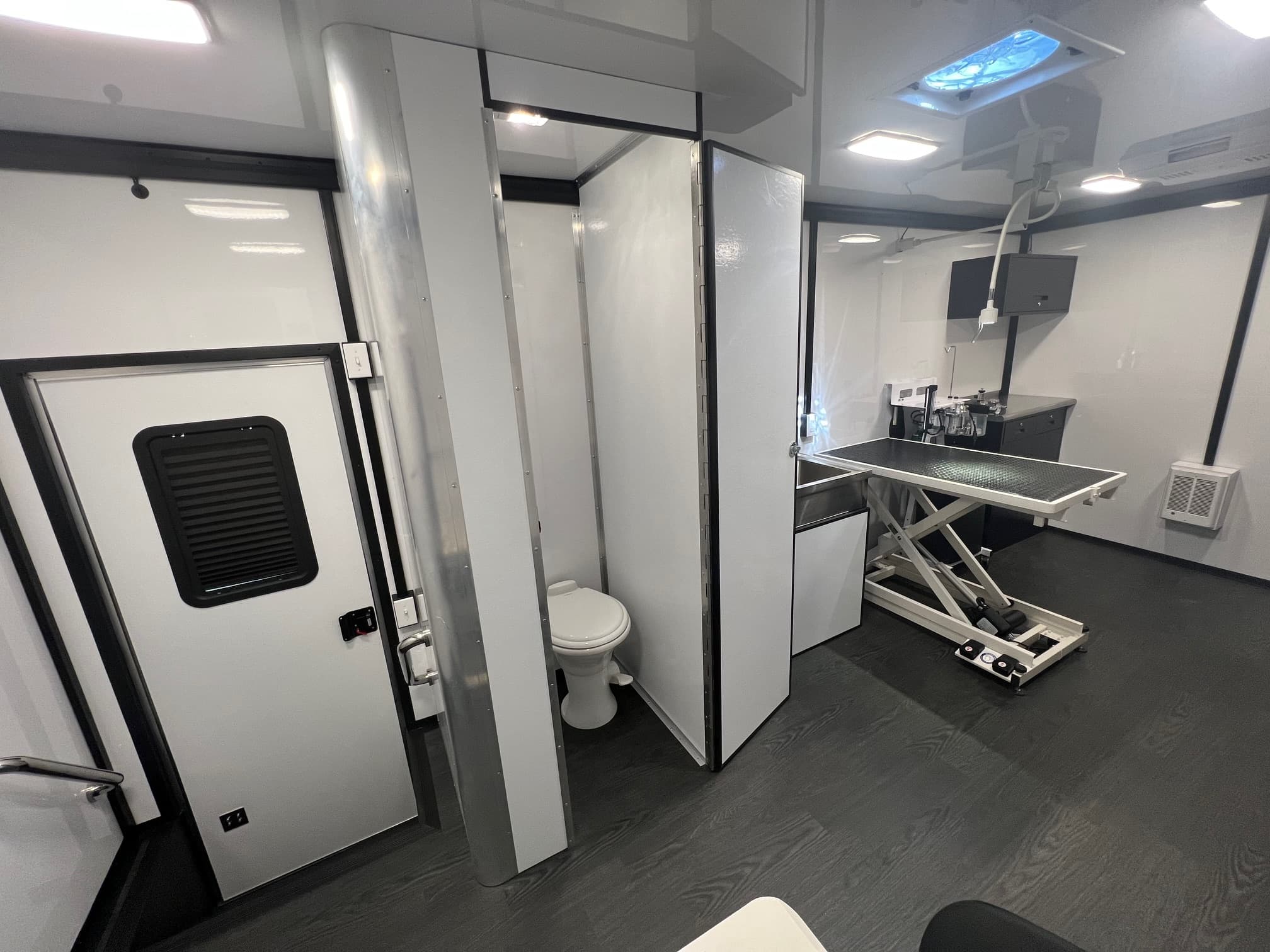 Magnum-Mobile-26ft-Mobile-Veterinary-Clinic-Professional-Series-5