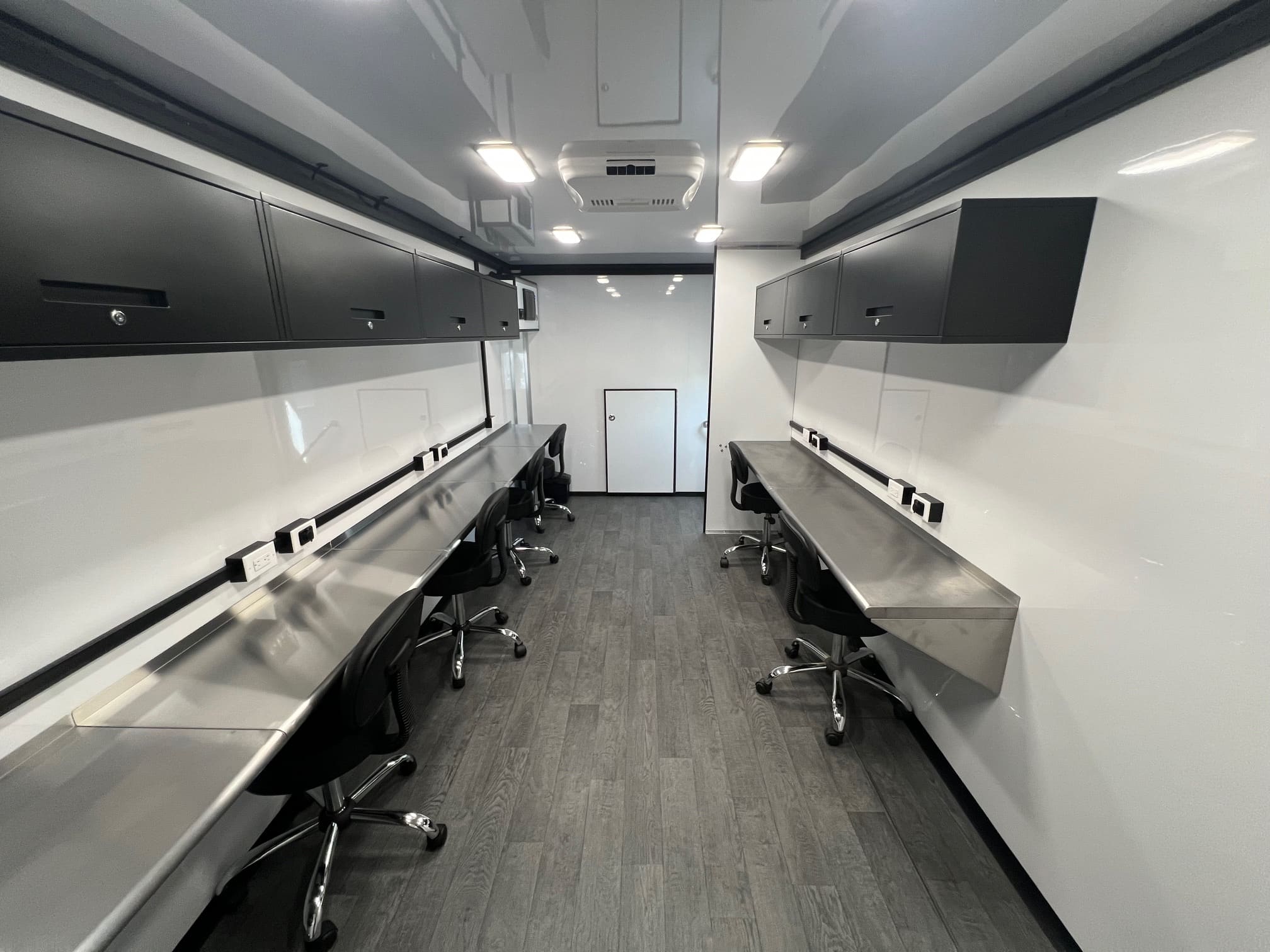 Magnum-Mobile-26ft-Mobile-Job-Center-Professional-Series-Towards-Front-2 Magnum-Mobile-26ft-Mobile-Job-Center-Professional-Series-Towards-Front-2